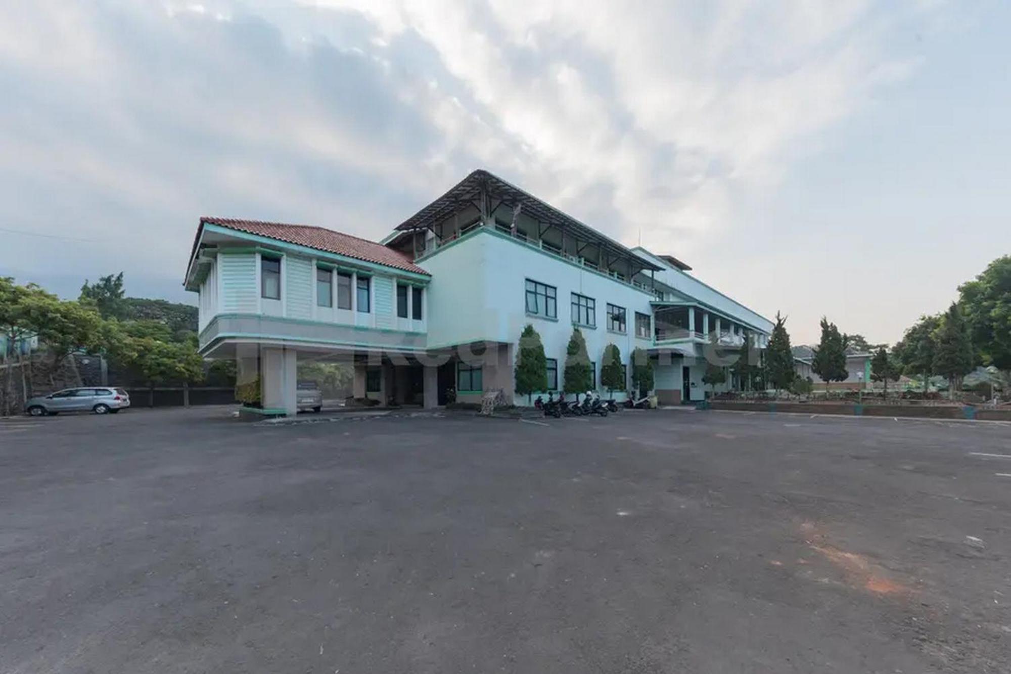 Hotel Ayong Linggarjati Kuningan Mitra Reddoorz מראה חיצוני תמונה