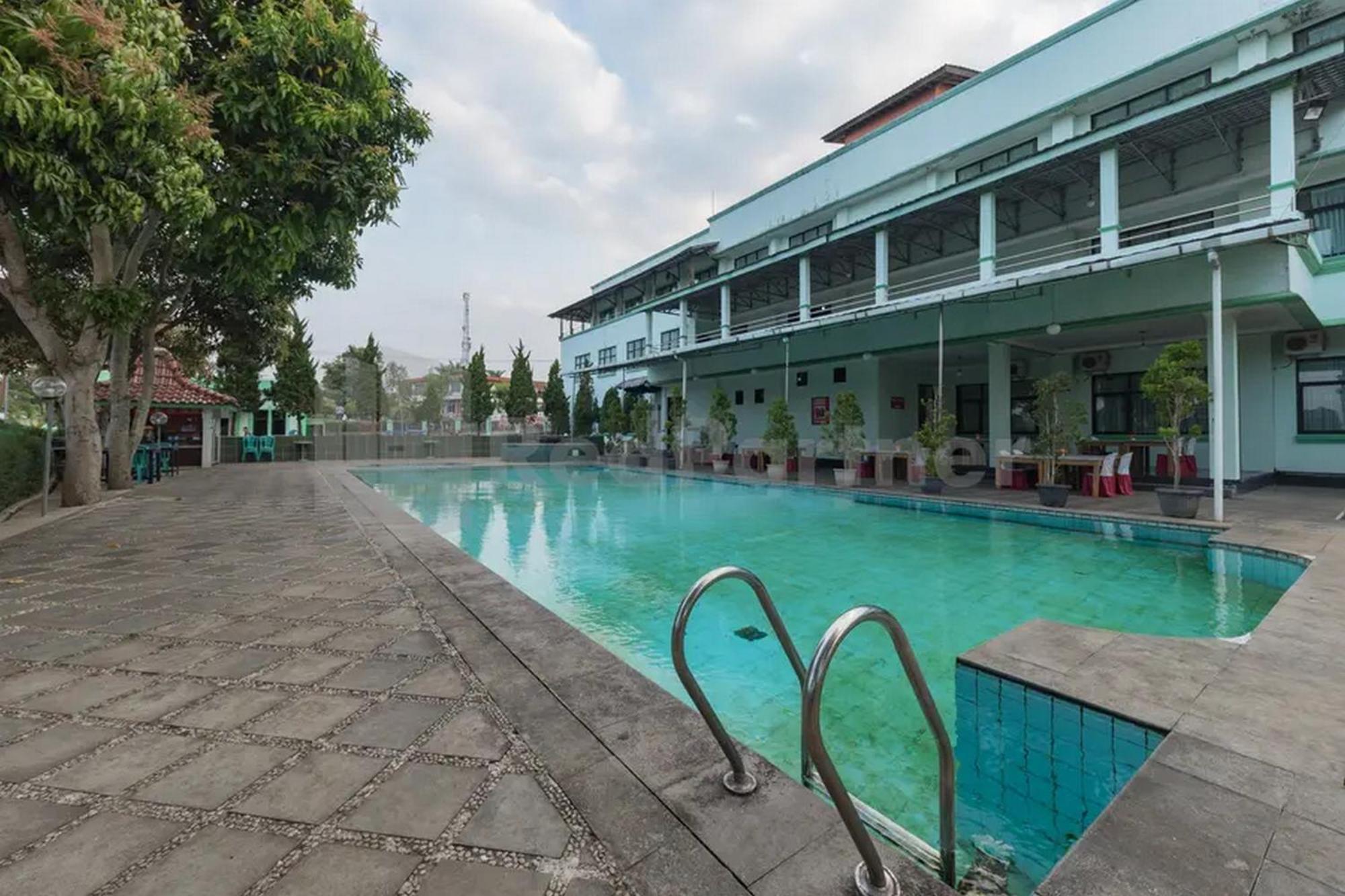 Hotel Ayong Linggarjati Kuningan Mitra Reddoorz מראה חיצוני תמונה