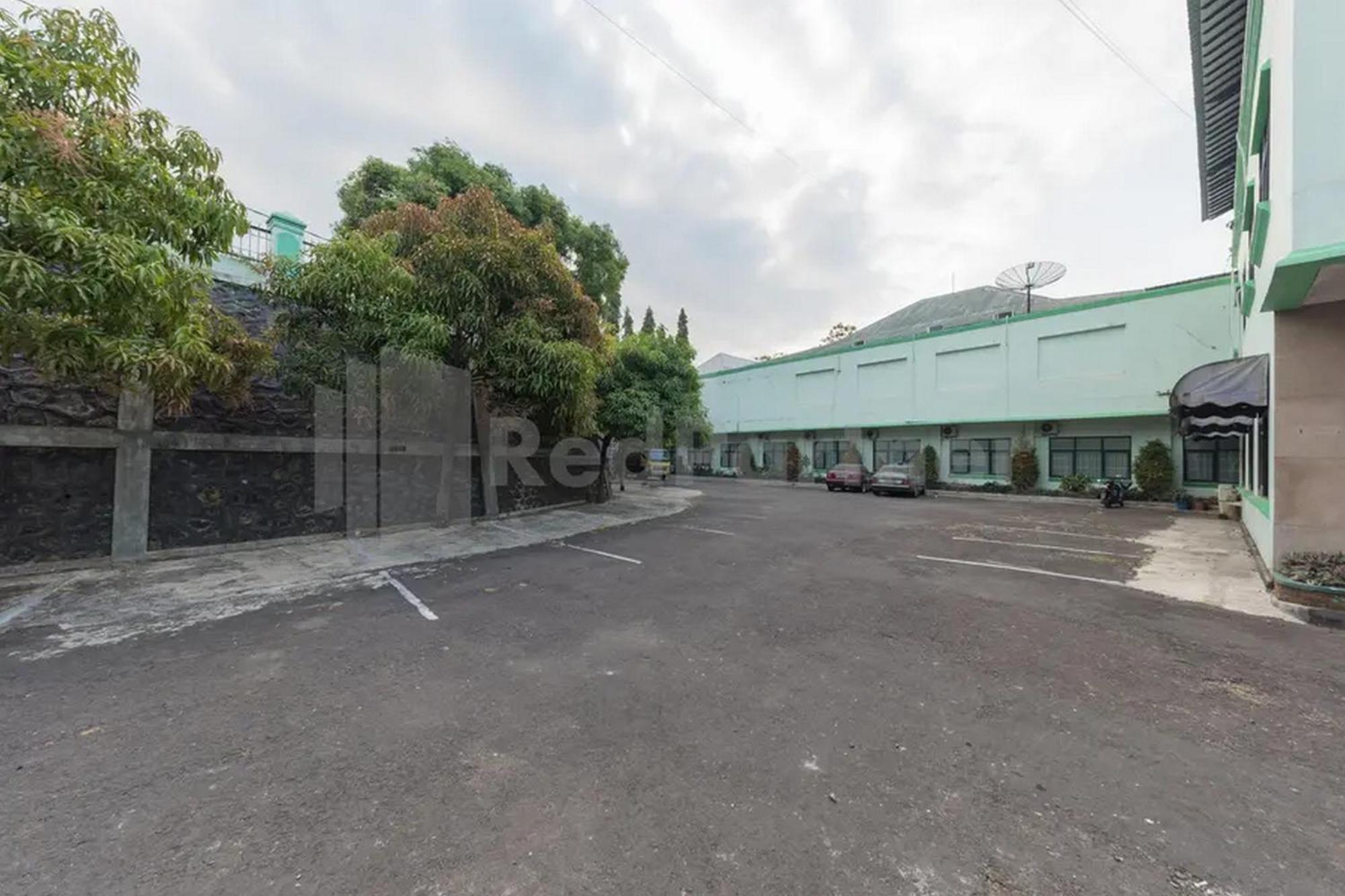 Hotel Ayong Linggarjati Kuningan Mitra Reddoorz מראה חיצוני תמונה