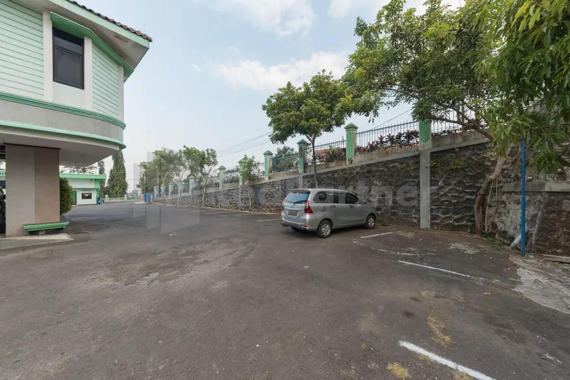 Hotel Ayong Linggarjati Kuningan Mitra Reddoorz מראה חיצוני תמונה
