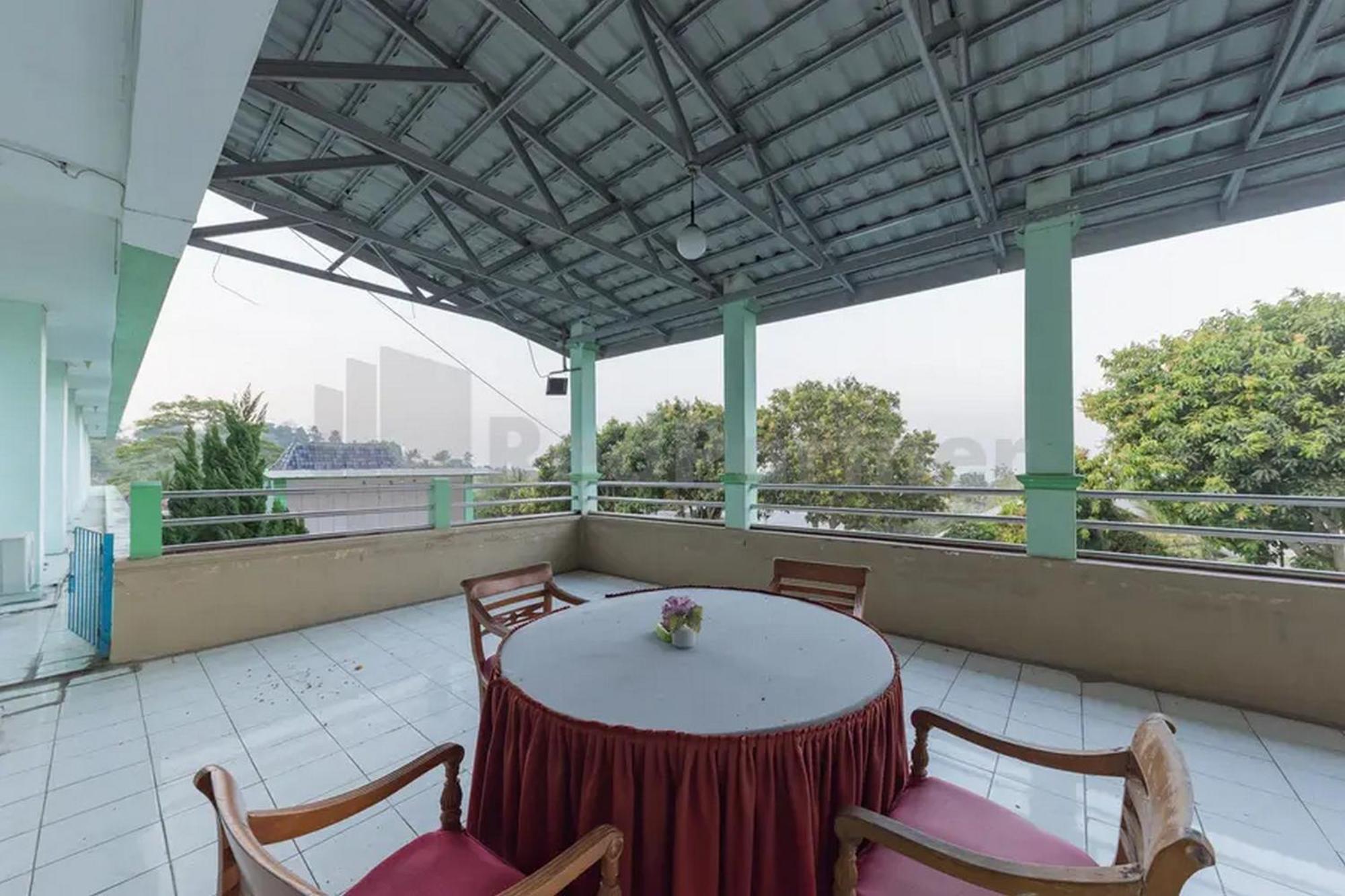 Hotel Ayong Linggarjati Kuningan Mitra Reddoorz מראה חיצוני תמונה